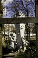 - Le Jardin des Tuileries, <br>a perspective