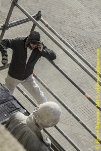 Ligne directe, conversation téléphonique entre une statue et son restaurateur