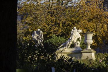 - Le Jardin des Tuileries, <br>a perspective