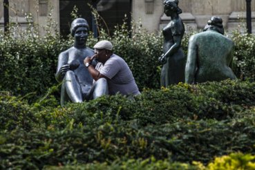 - Tuileries garden : <br>statuary art