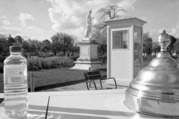 - On a straight Line<small class="fine d-inline"> </small>! (Le Jardin des Tuileries)