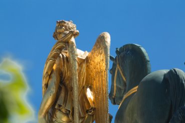 - On a straight Line<small class="fine d-inline"> </small>! (Le Jardin des Tuileries)