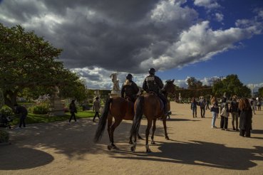 - On a straight Line<small class="fine d-inline"> </small>! (Le Jardin des Tuileries)